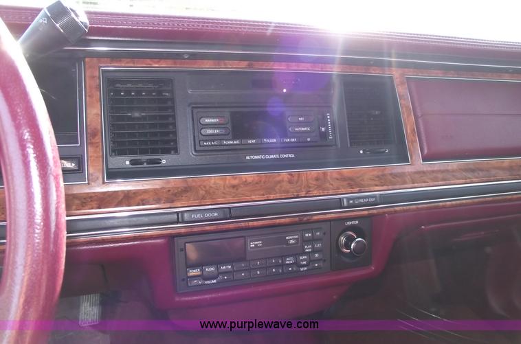 image for item C5564 1993 Lincoln Town Car Cartier