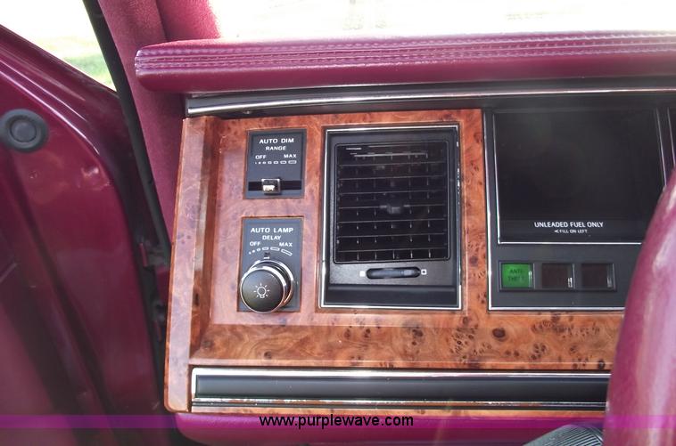 image for item C5564 1993 Lincoln Town Car Cartier