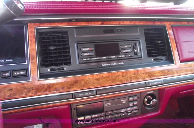 image for item C5564 1993 Lincoln Town Car Cartier