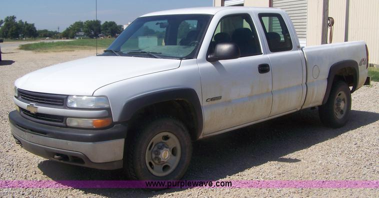 image for item D8510 2001 Chevrolet Silverado 2500 extended cab pickup truck