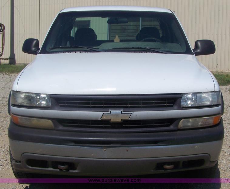 image for item D8510 2001 Chevrolet Silverado 2500 extended cab pickup truck