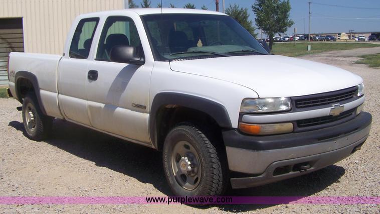 image for item D8510 2001 Chevrolet Silverado 2500 extended cab pickup truck