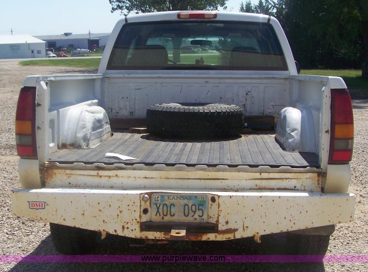 image for item D8510 2001 Chevrolet Silverado 2500 extended cab pickup truck