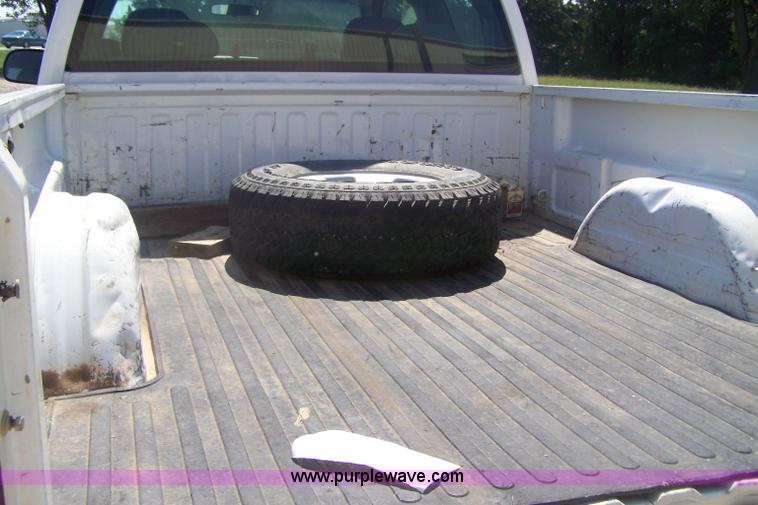 image for item D8510 2001 Chevrolet Silverado 2500 extended cab pickup truck