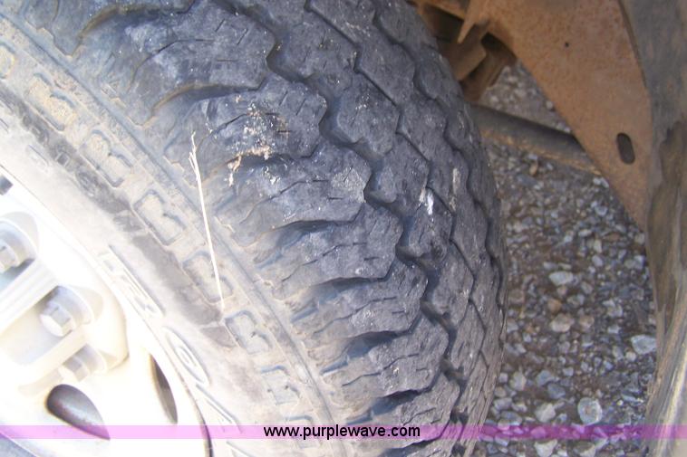 image for item D8510 2001 Chevrolet Silverado 2500 extended cab pickup truck