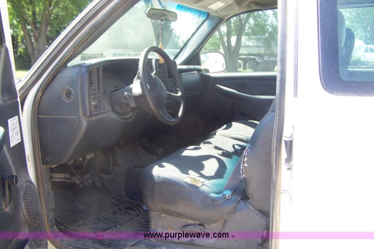 image for item D8510 2001 Chevrolet Silverado 2500 extended cab pickup truck