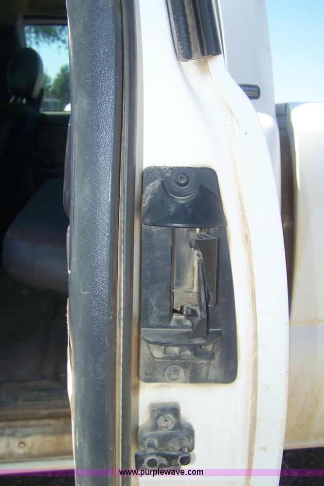 image for item D8510 2001 Chevrolet Silverado 2500 extended cab pickup truck