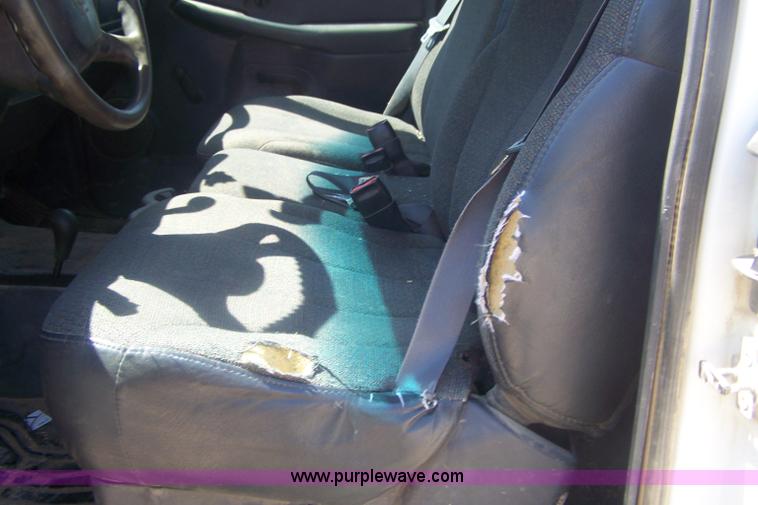 image for item D8510 2001 Chevrolet Silverado 2500 extended cab pickup truck