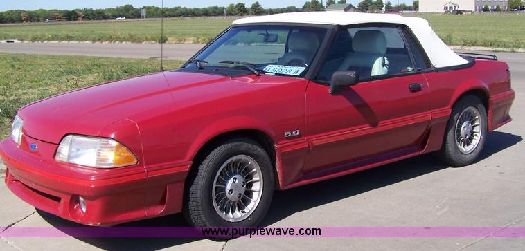 image for item D8526 1988 Ford Mustang GT convertible
