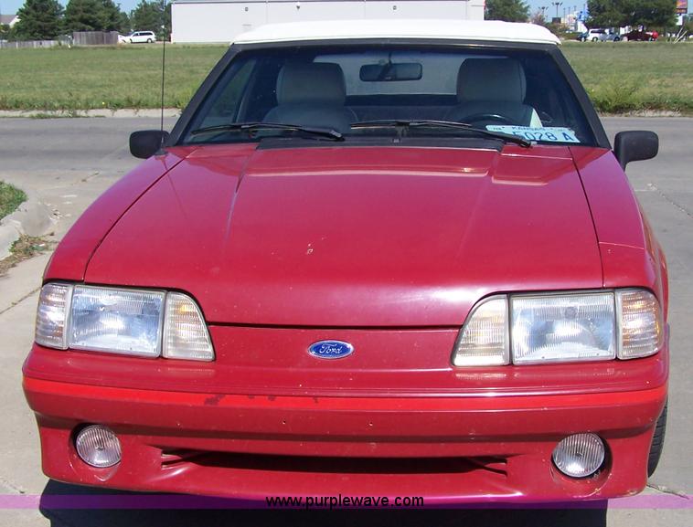 image for item D8526 1988 Ford Mustang GT convertible