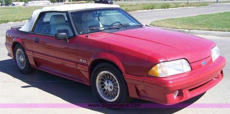 image for item D8526 1988 Ford Mustang GT convertible