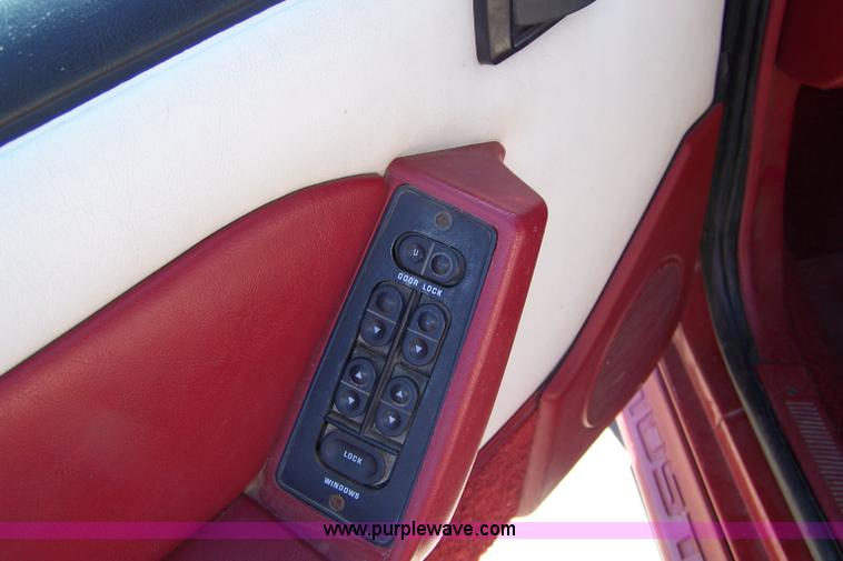 image for item D8526 1988 Ford Mustang GT convertible