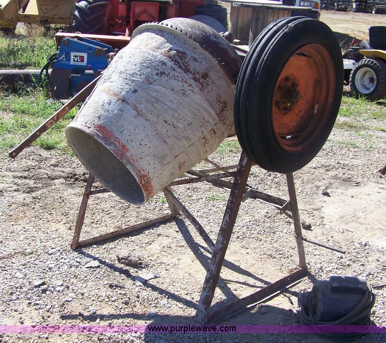 image for item E9310 Cement mixer