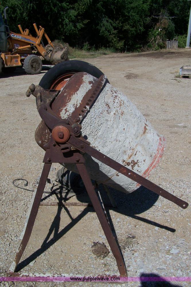 image for item E9310 Cement mixer