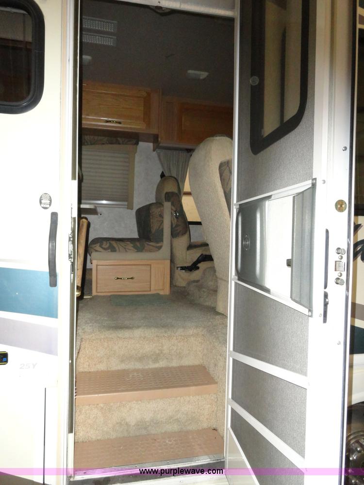 image for item A3198 2002 Workhorse P30 Fleetwood Flair RV