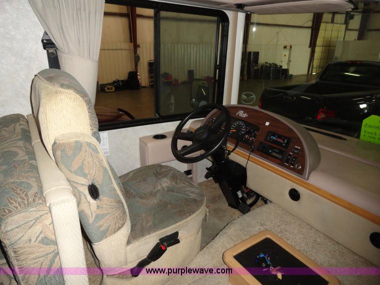 image for item A3198 2002 Workhorse P30 Fleetwood Flair RV