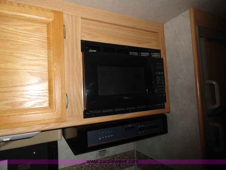 image for item A3198 2002 Workhorse P30 Fleetwood Flair RV