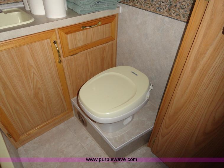 image for item A3198 2002 Workhorse P30 Fleetwood Flair RV