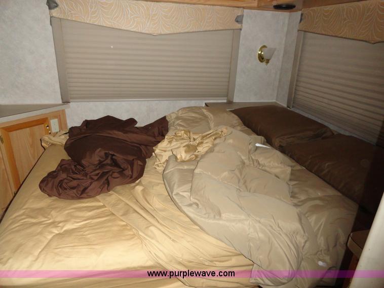 image for item A3198 2002 Workhorse P30 Fleetwood Flair RV