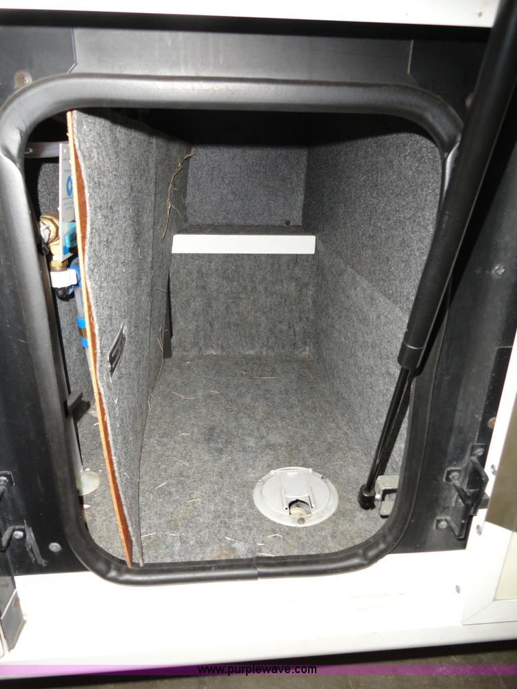 image for item A3198 2002 Workhorse P30 Fleetwood Flair RV