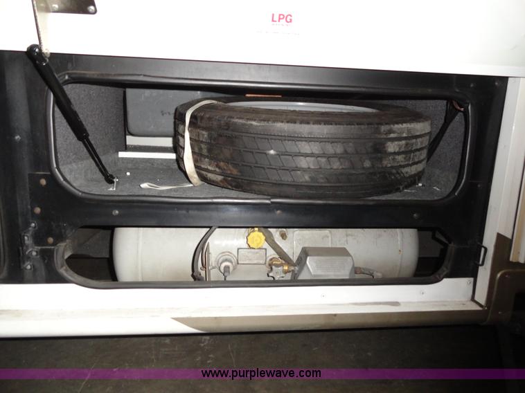 image for item A3198 2002 Workhorse P30 Fleetwood Flair RV