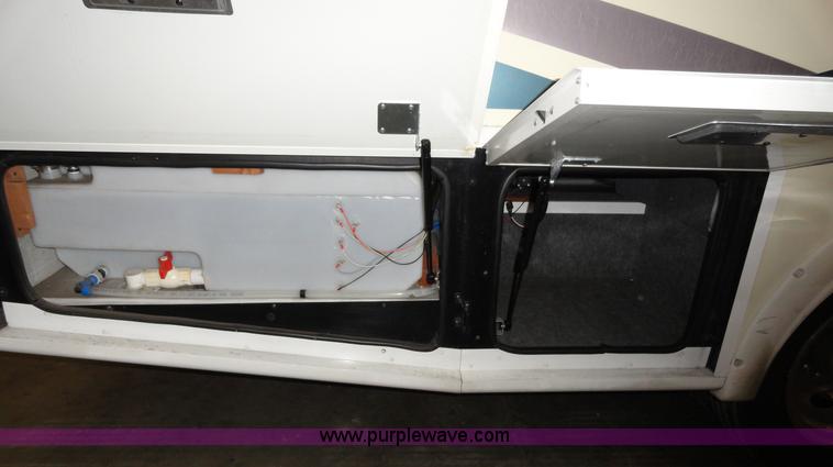 image for item A3198 2002 Workhorse P30 Fleetwood Flair RV