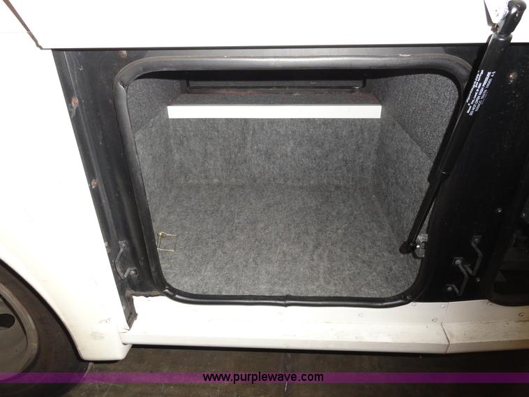 image for item A3198 2002 Workhorse P30 Fleetwood Flair RV