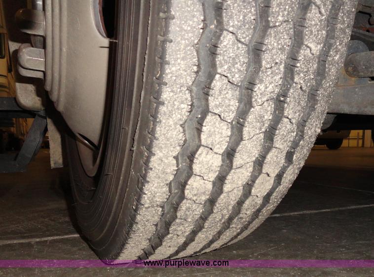 image for item A3198 2002 Workhorse P30 Fleetwood Flair RV