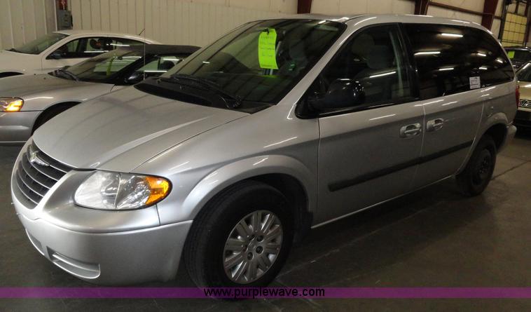 image for item A3201 2006 Chrysler Town & Country mini van
