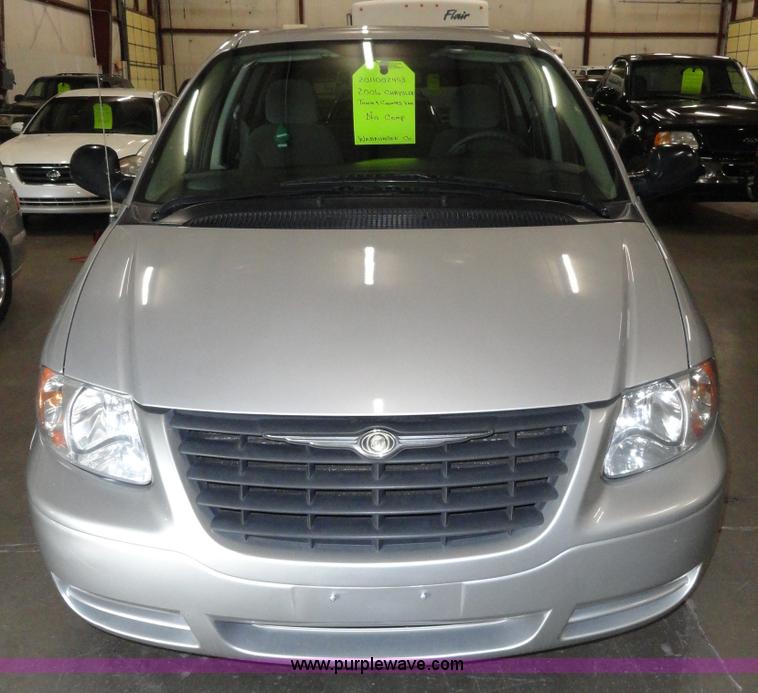 image for item A3201 2006 Chrysler Town & Country mini van