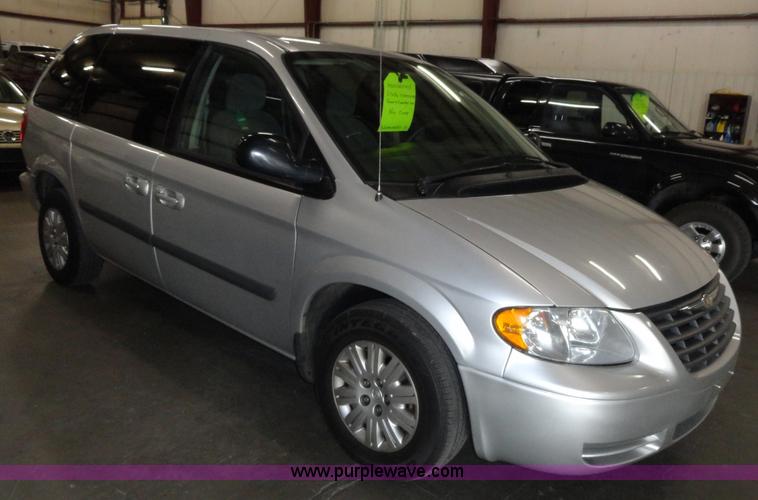 image for item A3201 2006 Chrysler Town & Country mini van
