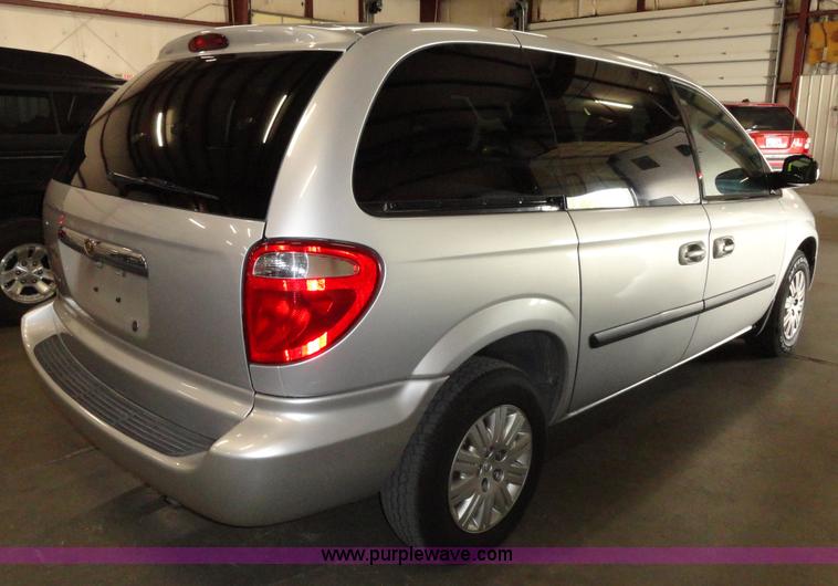 image for item A3201 2006 Chrysler Town & Country mini van