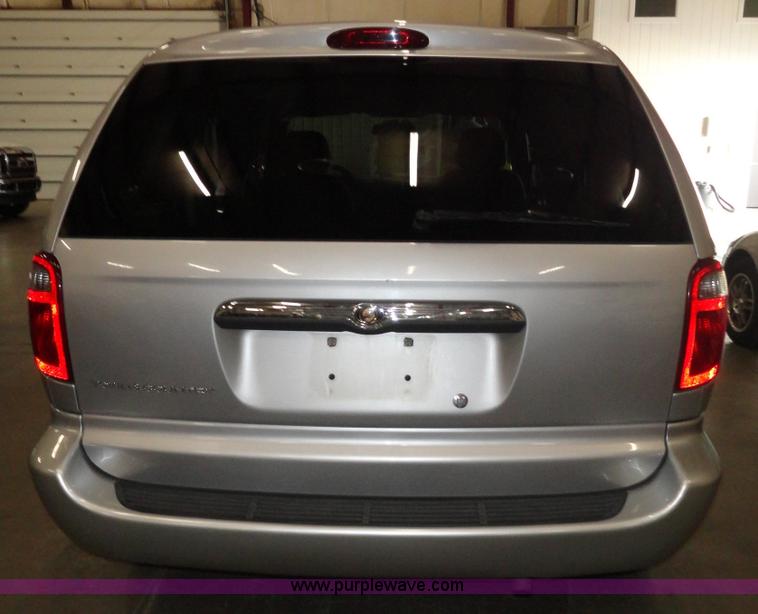 image for item A3201 2006 Chrysler Town & Country mini van