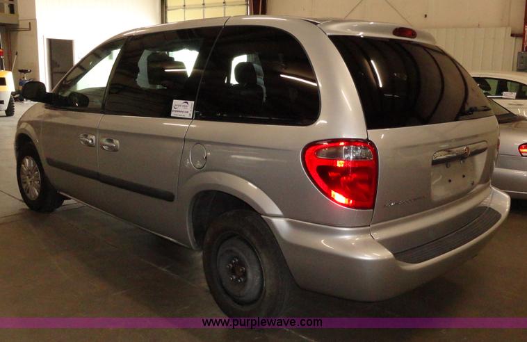 image for item A3201 2006 Chrysler Town & Country mini van
