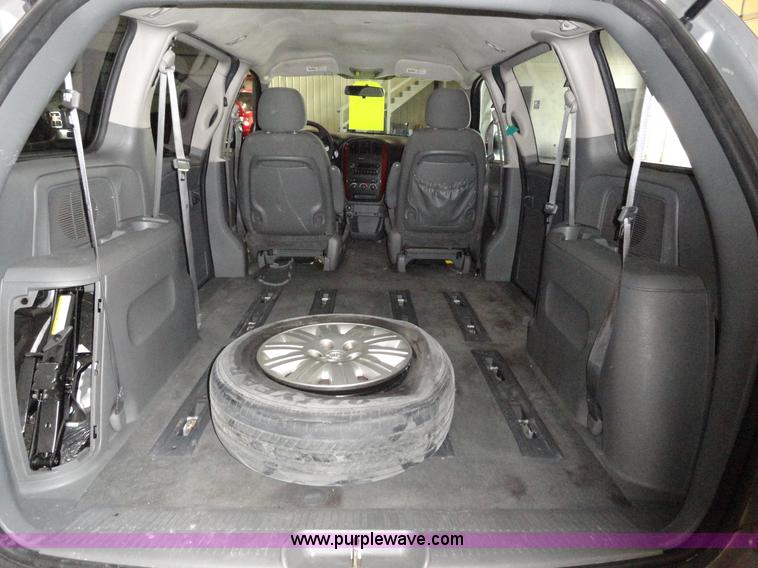 image for item A3201 2006 Chrysler Town & Country mini van