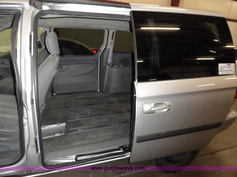 image for item A3201 2006 Chrysler Town & Country mini van