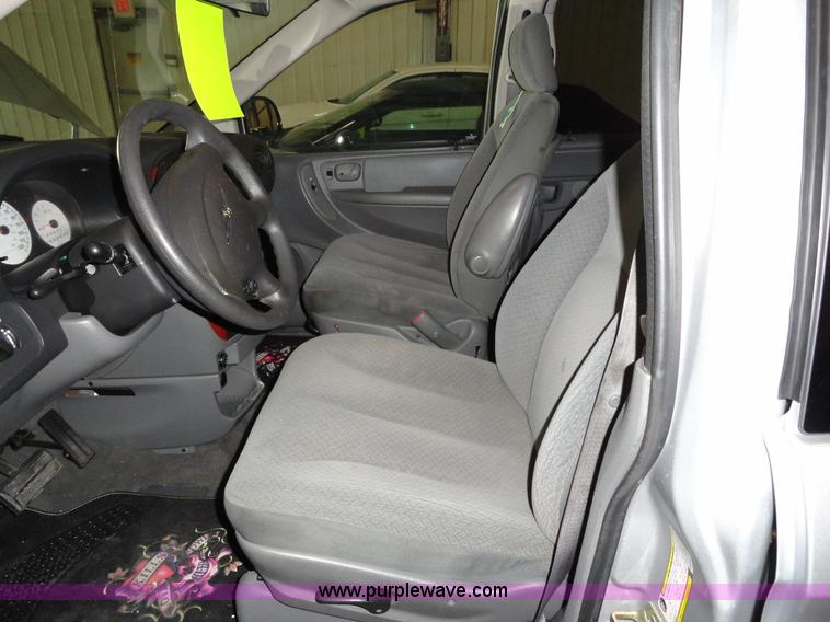 image for item A3201 2006 Chrysler Town & Country mini van