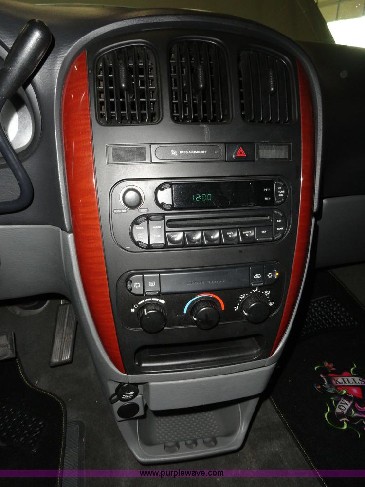 image for item A3201 2006 Chrysler Town & Country mini van