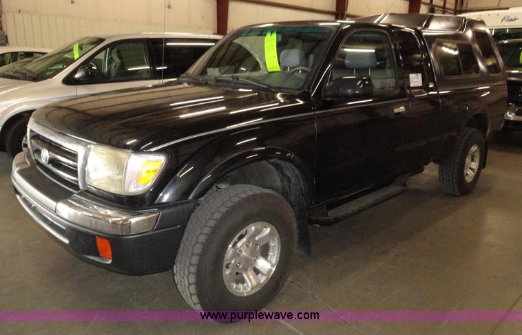 image for item A3203 2000 Toyota Tacoma Prerunner SR5 extended cab pickup truck