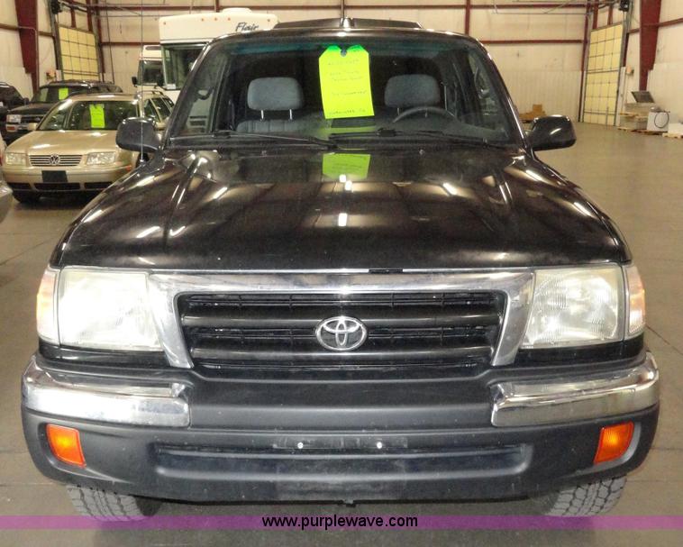 image for item A3203 2000 Toyota Tacoma Prerunner SR5 extended cab pickup truck