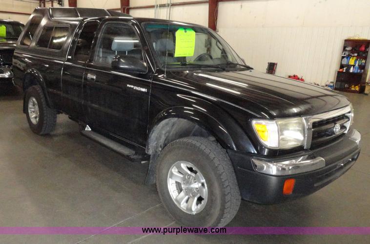 image for item A3203 2000 Toyota Tacoma Prerunner SR5 extended cab pickup truck