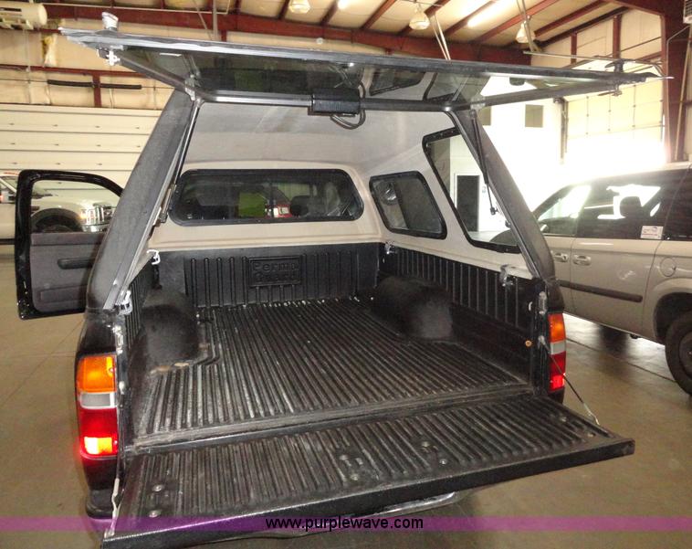 image for item A3203 2000 Toyota Tacoma Prerunner SR5 extended cab pickup truck