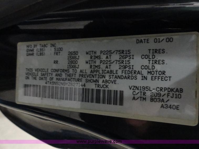 image for item A3203 2000 Toyota Tacoma Prerunner SR5 extended cab pickup truck