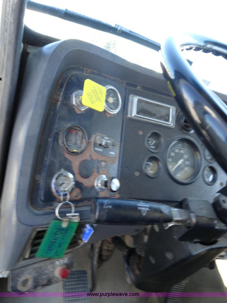 image for item A2415 1995 Ford LT8000 dump truck