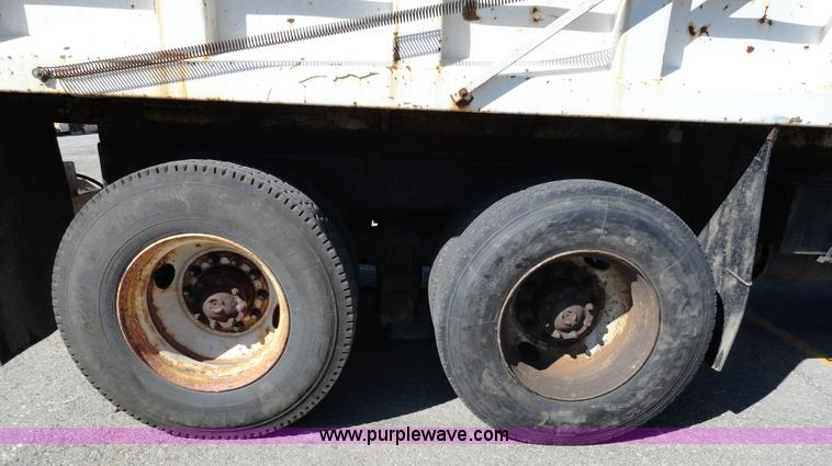 image for item A2415 1995 Ford LT8000 dump truck