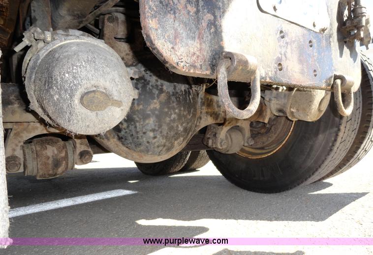 image for item A2415 1995 Ford LT8000 dump truck