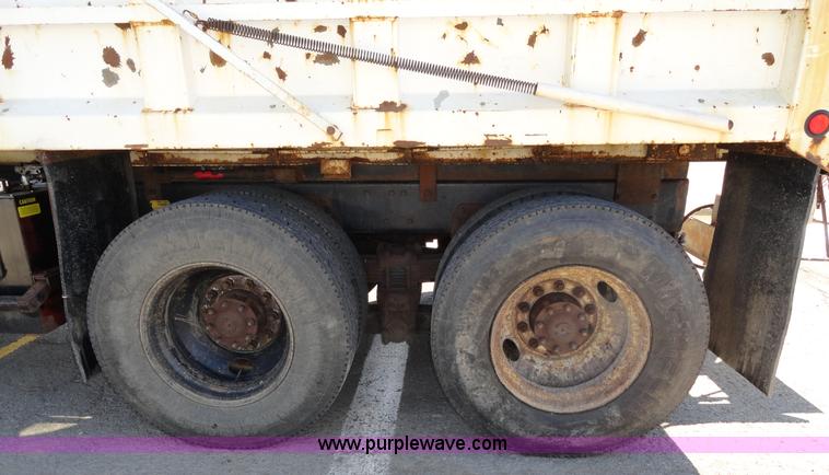 image for item A2415 1995 Ford LT8000 dump truck