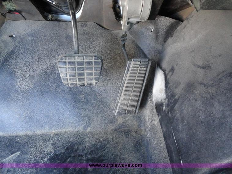 image for item A2416 2001 GMC C7500 dump truck