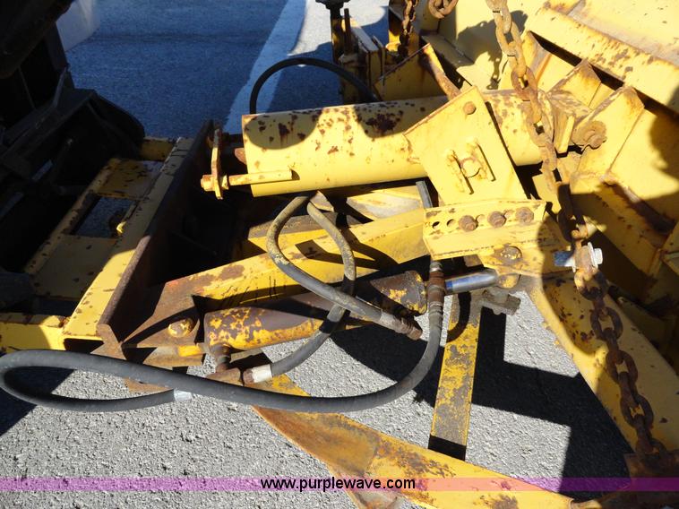 image for item A2417 1992 International 4900 tandem axle dump truck with plow and spreader