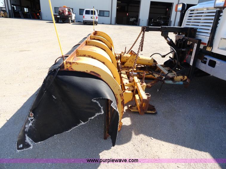 image for item A2421 1992 International 4900 tandem axle dump truck with plow and spreader